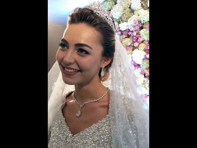 Que mejor manera de 'accesorizar' un vestido de casi medio millón de pesos que con una tiara, un col