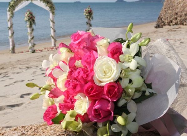 ramo para playa de rosas balncas y rosa intenso
