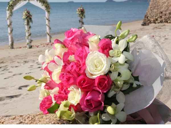 ramo para playa de rosas balncas y rosa intenso