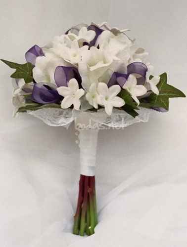 ramo blanco y morado para boda en playa