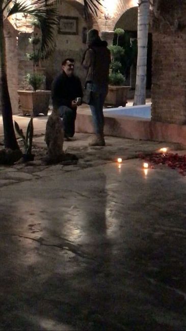 En q mes les dieron su anillo de compromiso? - 1