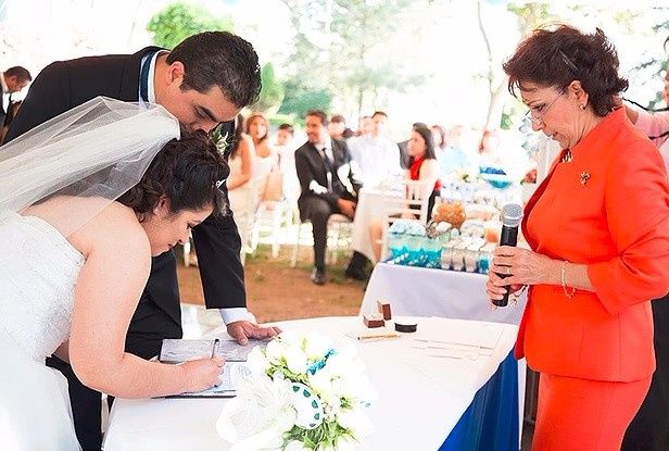 Juez firmando el acta