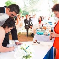 Juez firmando el acta
