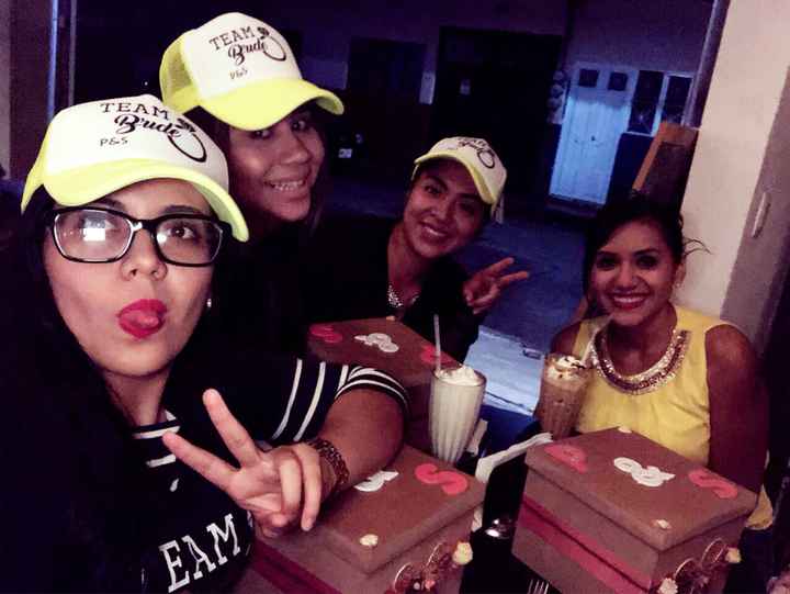 cuando le dijeron a sus amigas que fueran sus Damas?? - 4