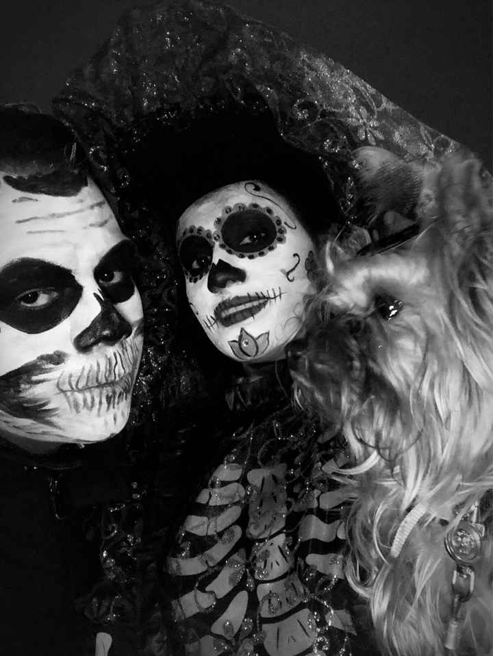 Novios de calavera en el desfile del Día de Muertos 💀 - 3