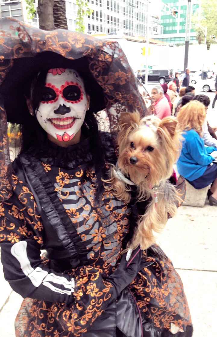 Novios de calavera en el desfile del Día de Muertos 💀 - 5