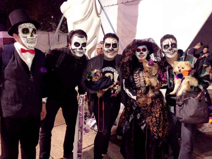 Novios de calavera en el desfile del Día de Muertos 💀 - 6