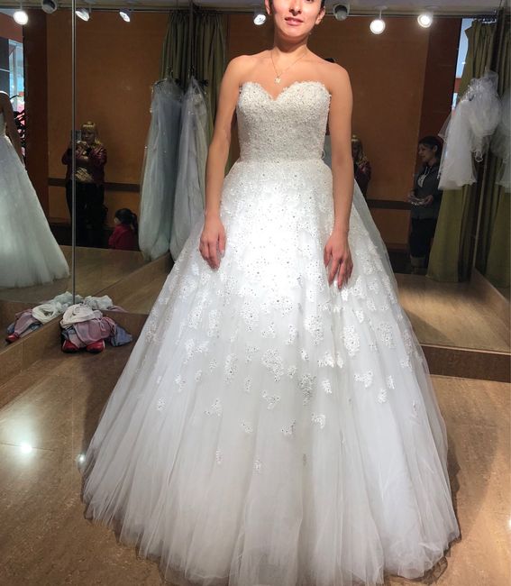 Mi fm me acompaño a la prueba de vestidos y me ayudo a lejirlo también - 2