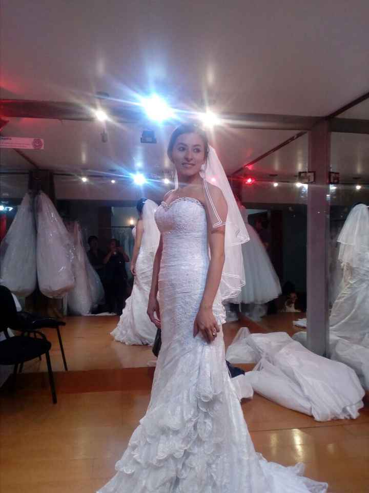 Mi fm me acompaño a la prueba de vestidos y me ayudo a lejirlo también - 1