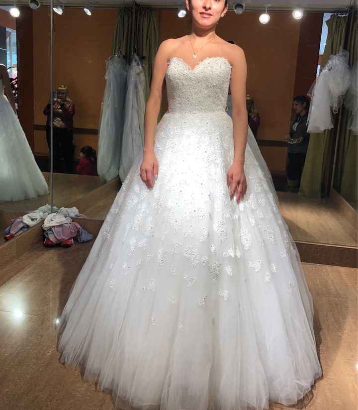 Mi fm me acompaño a la prueba de vestidos y me ayudo a lejirlo también - 2