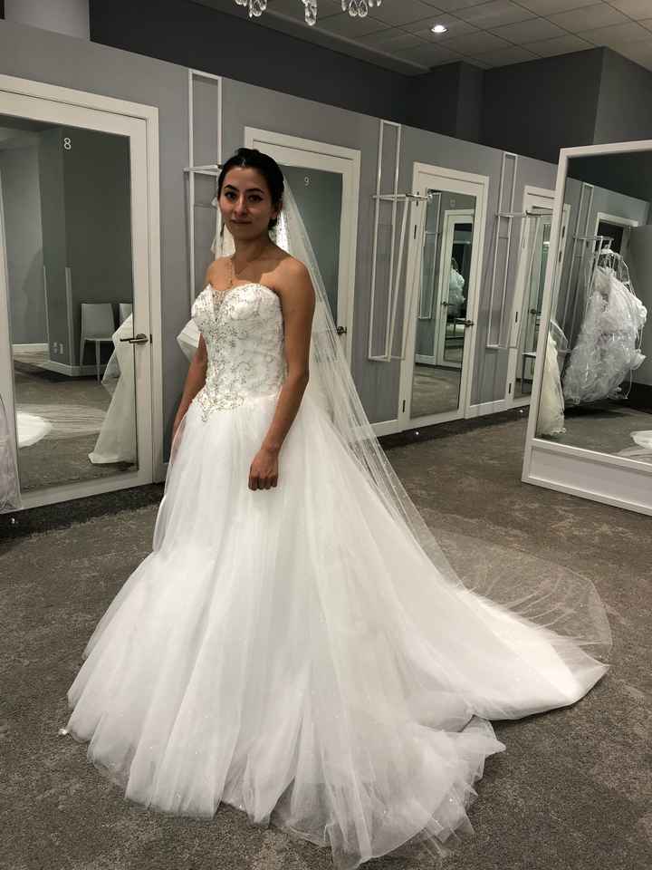Mi fm me acompaño a la prueba de vestidos y me ayudo a lejirlo también - 3
