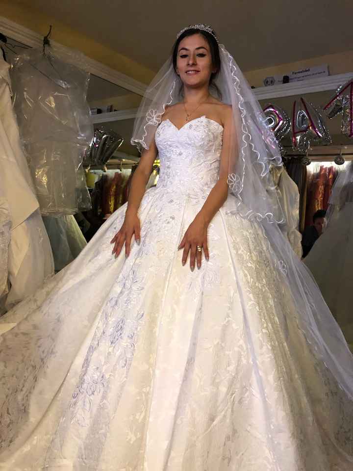 Mi fm me acompaño a la prueba de vestidos y me ayudo a lejirlo también - 4