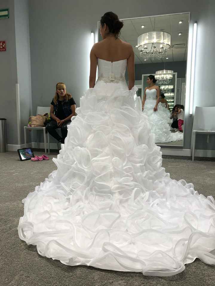 Mi fm me acompaño a la prueba de vestidos y me ayudo a lejirlo también - 5