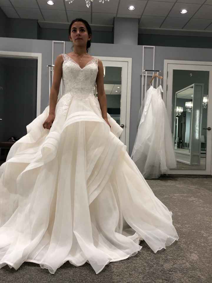 Mi fm me acompaño a la prueba de vestidos y me ayudo a lejirlo también - 6