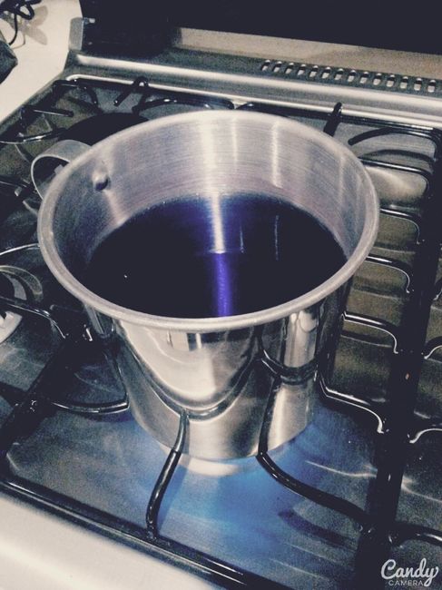 3. Hervir agua con la pintura vegetal