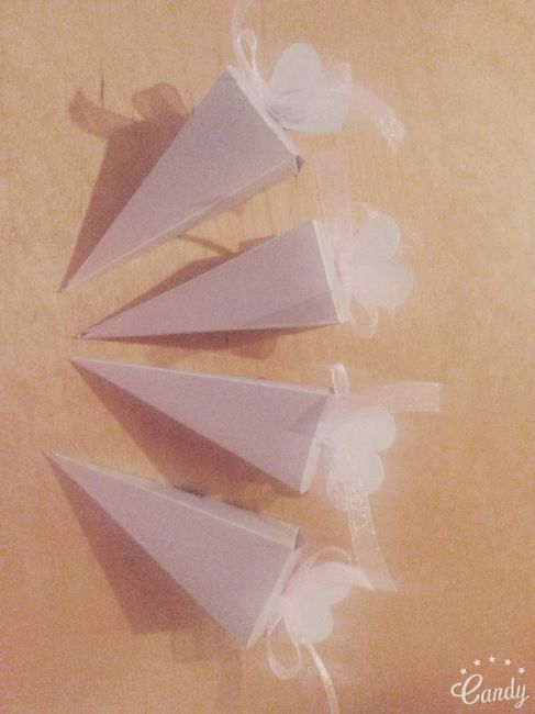 3. Pegar con adhesivo en barra, dejar secar, rellenar y atar con un listón.