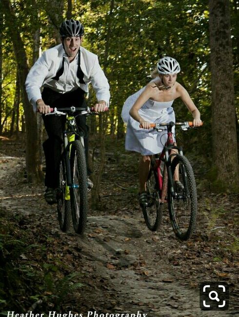 Fotos vestidos de novios en bici - 3