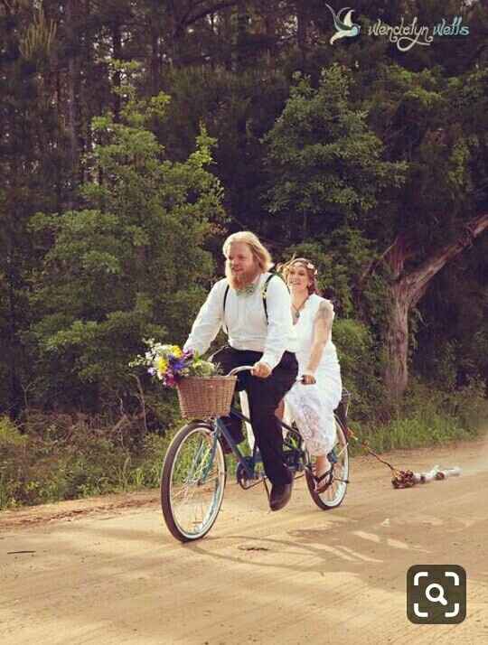 Fotos vestidos de novios en bici - 13