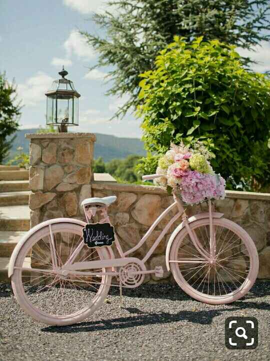 Bici en la entrada de salón - 1