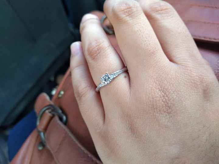 Hace poco encontré la primera foto que tomé de mi anillo de compromiso... Recuerdo ese día como si h
