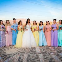Damas vestidas del mismo color y mismo modelo??? - 1