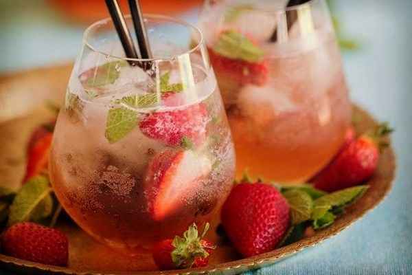 •En un cocktail de bienvenida de la boda, como su nombre lo indica, tendrán que ofrecerse cocktails 