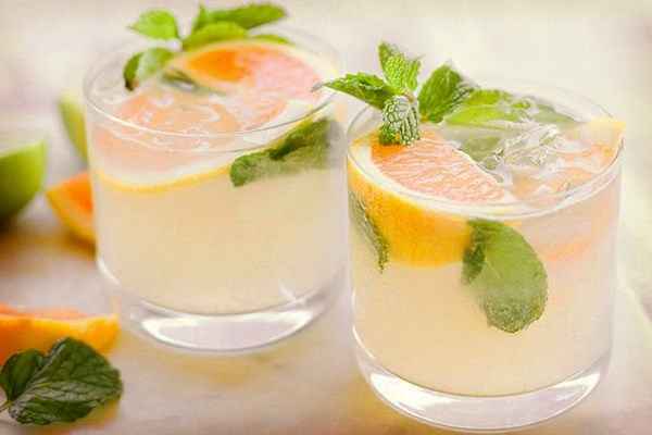 las bebidas del cocktail de bienvenida de la boda tendrán que ser pequeñas ya que generalmente los i
