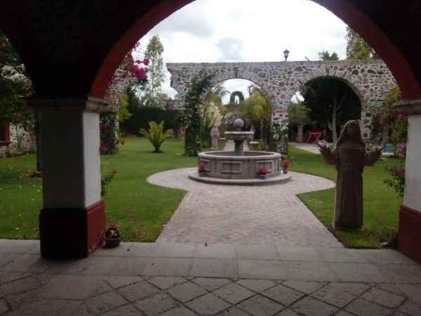 Vista hacia el jardin principal...tiene mini arcos!!!!