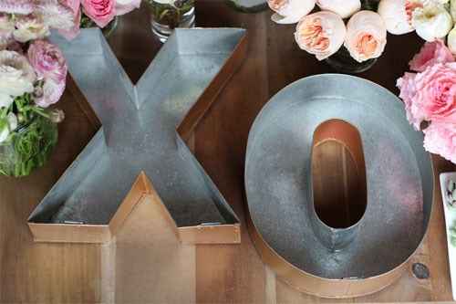 Los moldes o recipientes con forma de letra o número los puedes encontrar en floristerías y tiendas 