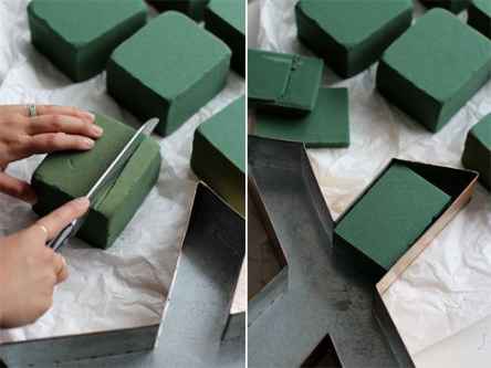 El primer paso es preparar el corcho verde para las flores. Tienes que llenar un recipiente con agua