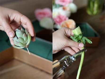 El siguiente paso es pinchar las flores. Las que tengan un tallo duro, córtalas para poder pincharla