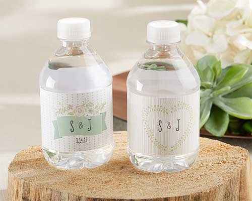 Botellas de agua para los invitados de la boda