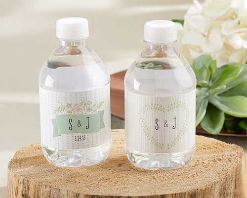 Botellas de agua para los invitados de la boda