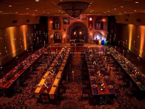 acomodo al estilo el Gran Comedor