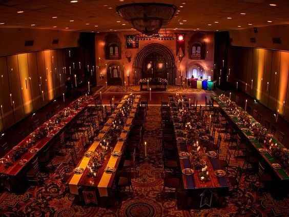 acomodo al estilo el Gran Comedor