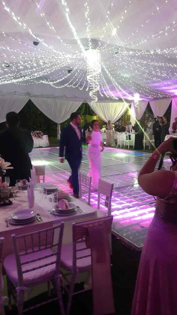 Esta Fue la mia, era un jardín y la boda fue de noche, así que necesitabamos que la iluminación fuer