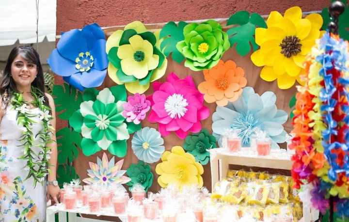 Mesa de Recuerdos - Flores Tropicales - En un perchero colocamos los collares hawaianos para cada in