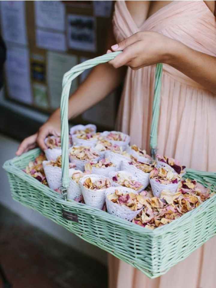 Pétalos rosas para recibir a los novios - 3