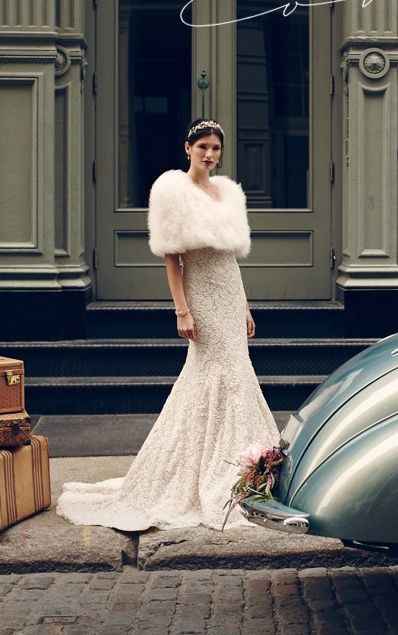 1. Añade un jersey, rebeca o abrigo de piel a tu vestido de novia. El vestido de novia, no es un sim
