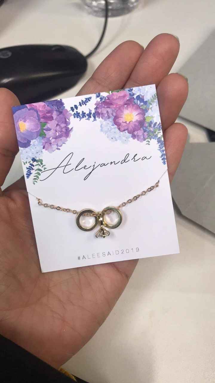 -Personalizamos cada collar con el nombre de las damas .