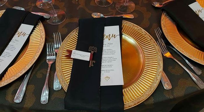 Detalles a los invitados en la mesa 25