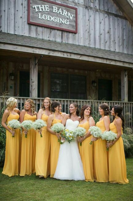 Colores: vestidos amarillos para las damas 3