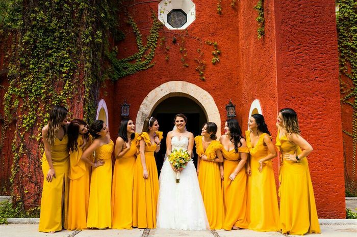 Colores: vestidos amarillos para las damas 8