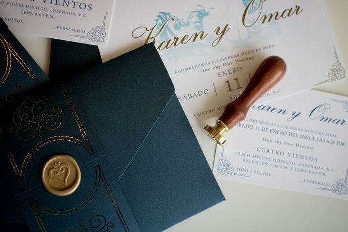 Anniie reta a l@s novi@s de la comu a; presumir sus invitaciones para el maravilloso día b 6