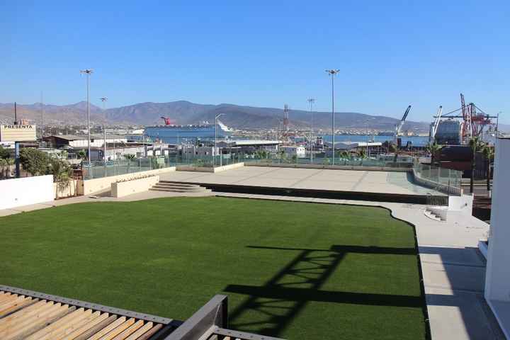 jardín y terraza con vista a la ciudad y al mar
