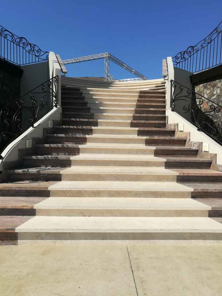 los invitados a llegar suben por esas escaleras