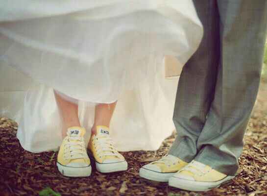 Colores: converses amarillos - 2