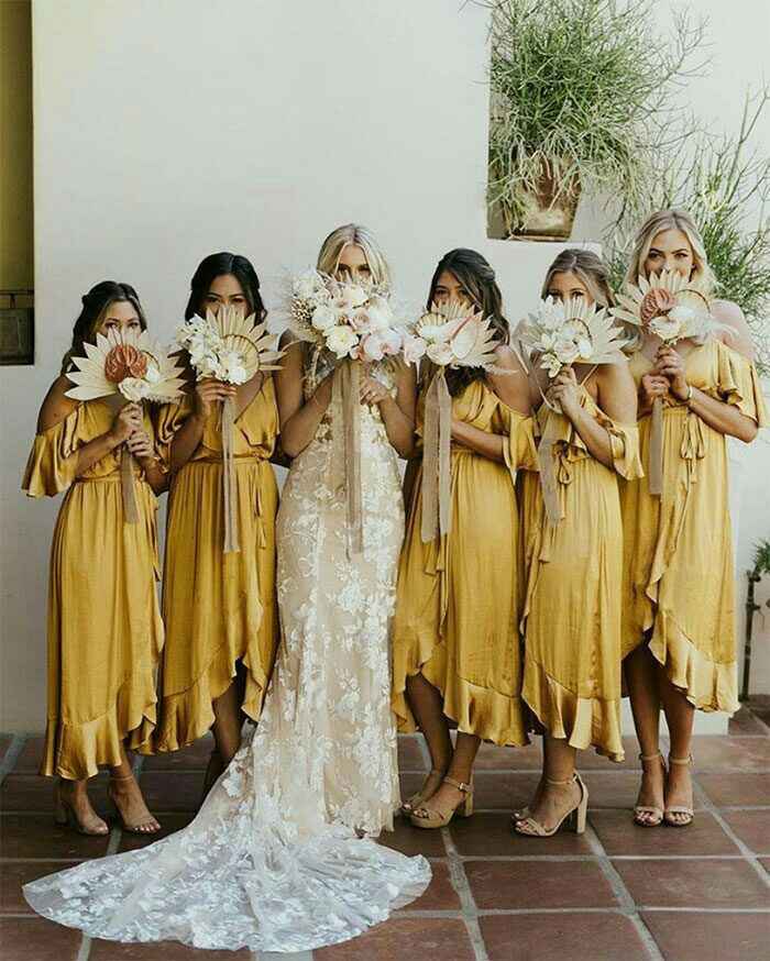 Colores: vestidos amarillos para las damas - 1