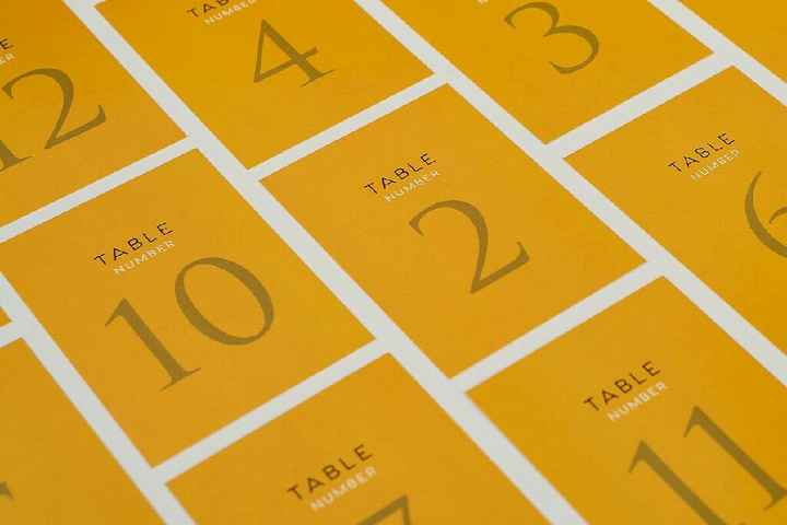 Colores: mesas numeradas en amarillo - 1