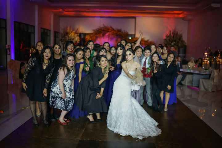 Fotos del épico momento “novia lanza tu ramo” - 1